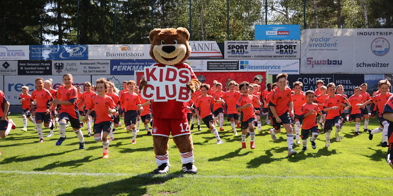 Berni beim Fußballcamp mit den Pokalen