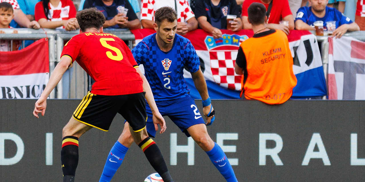 Josip Stanisic im Zweikampf mit einem Spieler der belgischen Nationalmannschaft im Testspiel