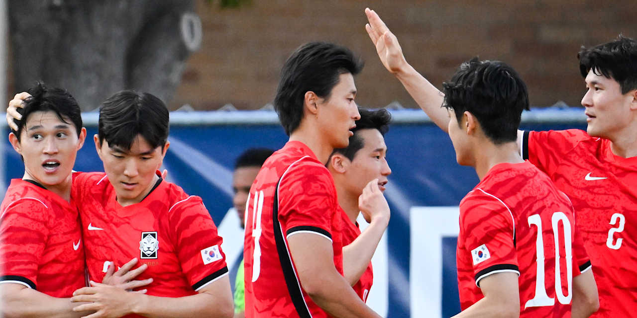 Minjae Kim with his South Korea teammates