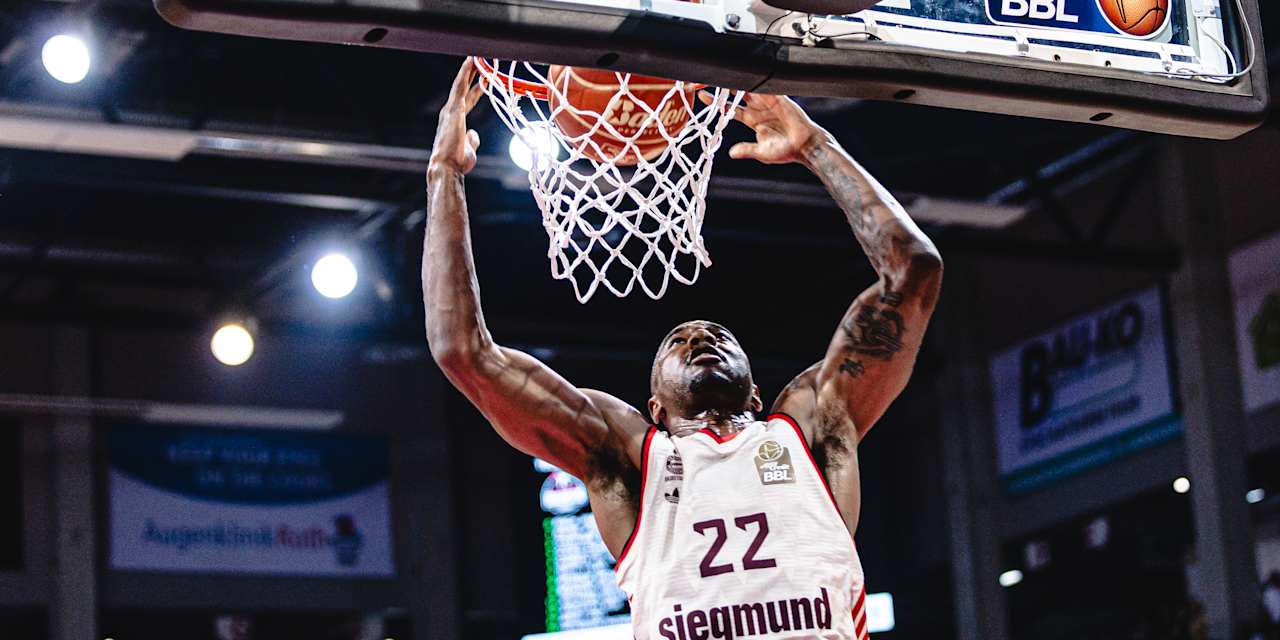 Isiaha Mike beim Dunk
