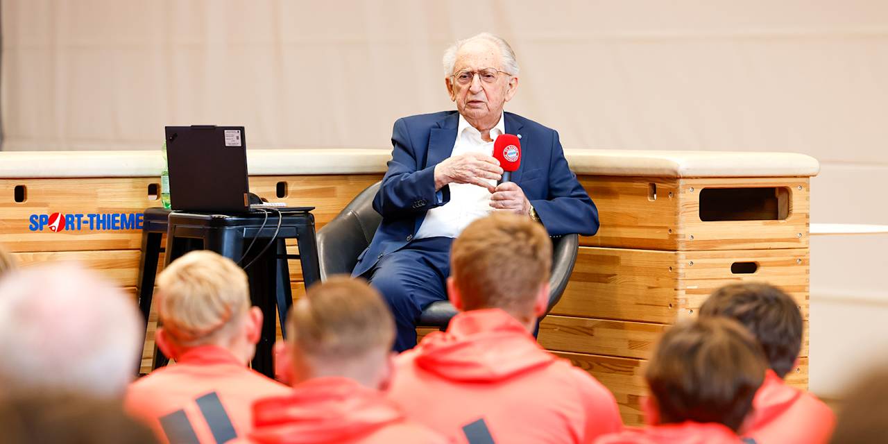 Der Holocaust-Überlebende Abba Naor hält einen Vortrag beim FC Bayern