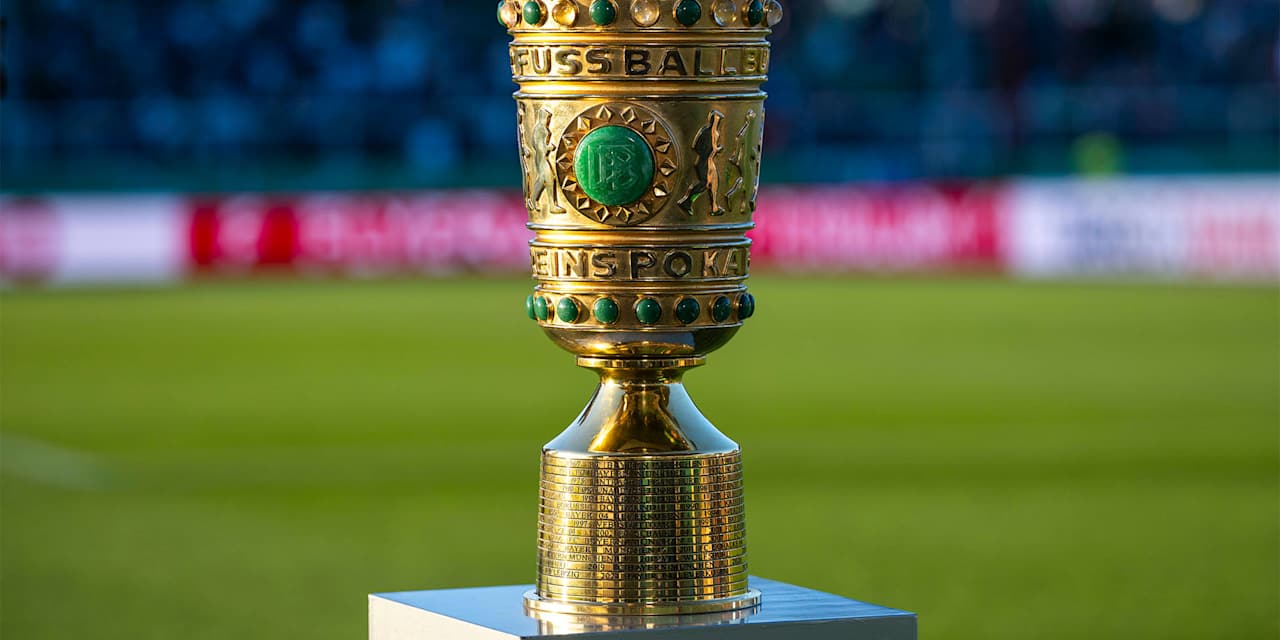 Trophäe des DFB-Pokals steht auf dem Rasen