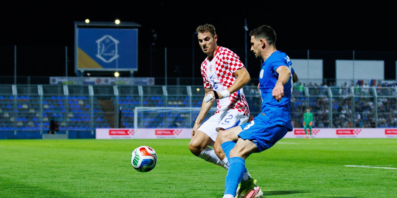 Josip Stanisic im Zweikampf während eines Testspiels der kroatischen Nationalmannschaft gegen Slowenien