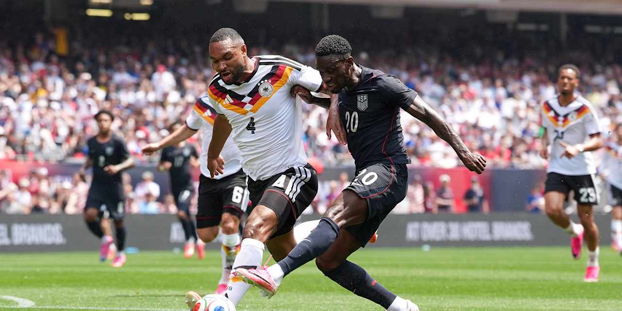 Jonathan Tah im Zweikampf mit einem USA-Spieler