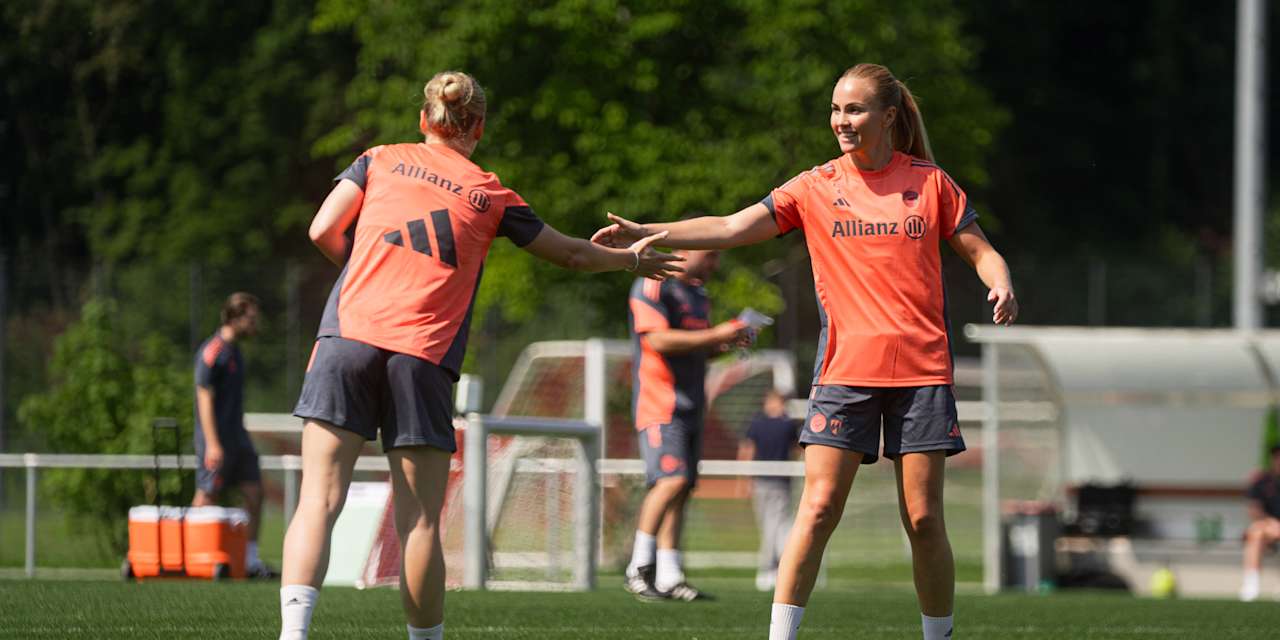 Franziska Kett und Glódís Perla Viggósdóttir klatschen sich im Training ab