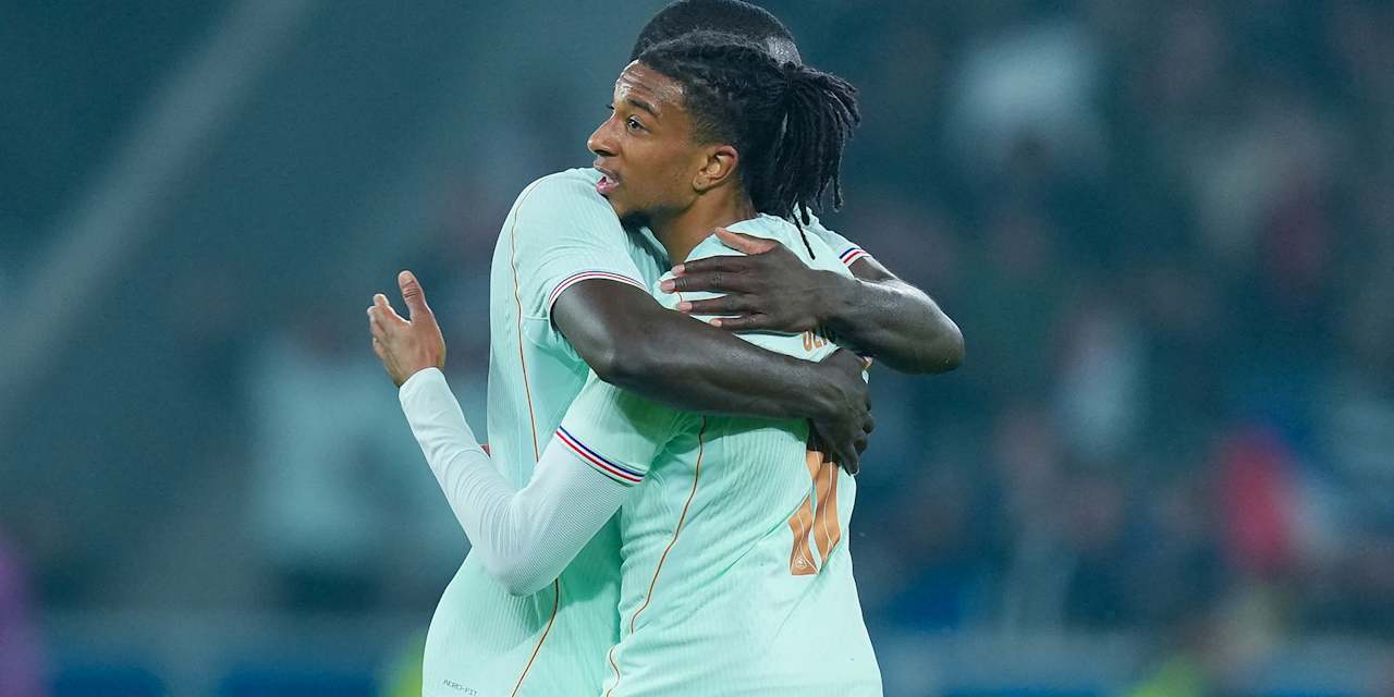 Michael Olise und Dayot Upamecano umarmen sich nach einem Tor der französischen Nationalmannschaft