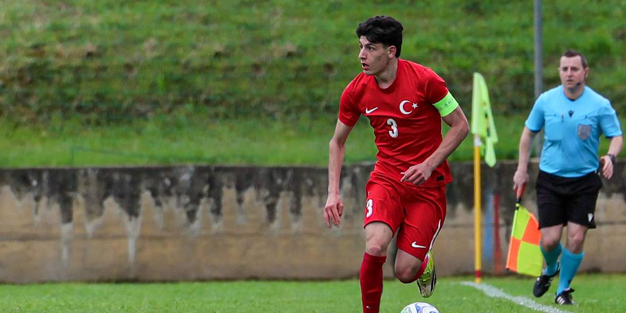 Deniz Ofli dribbelt mit dem Ball.