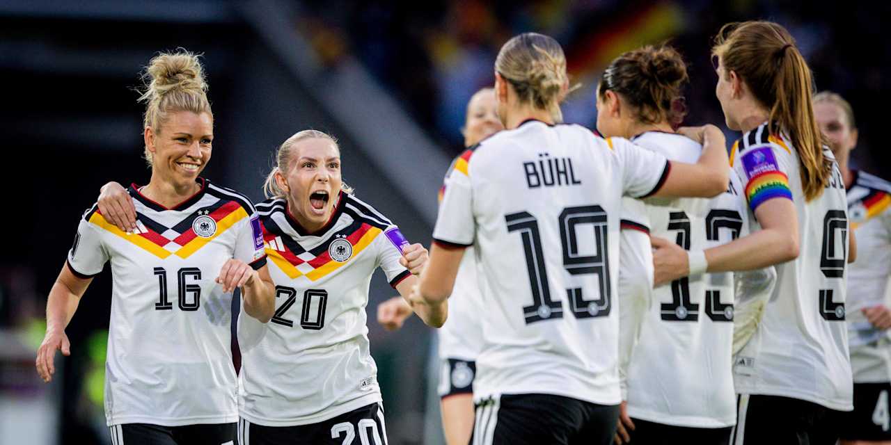 Linda Dallmann and Klara Bühl celebrate together with the German national team.
