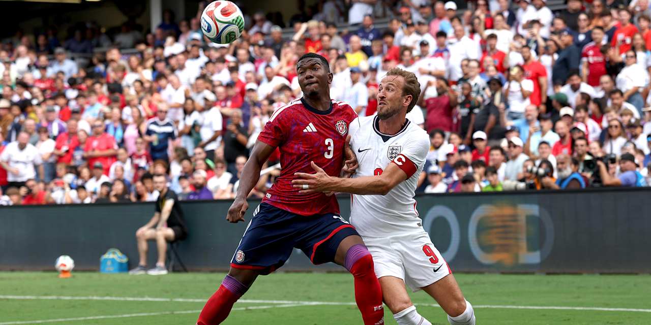 Harry Kane im Zweikampf mit seinem Gegenspieler im Testspiel der englischen Nationalmannschaft gegen Costa Rica