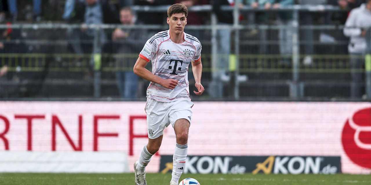 Ljubo Puljic führt den Ball am rechten Fuß.