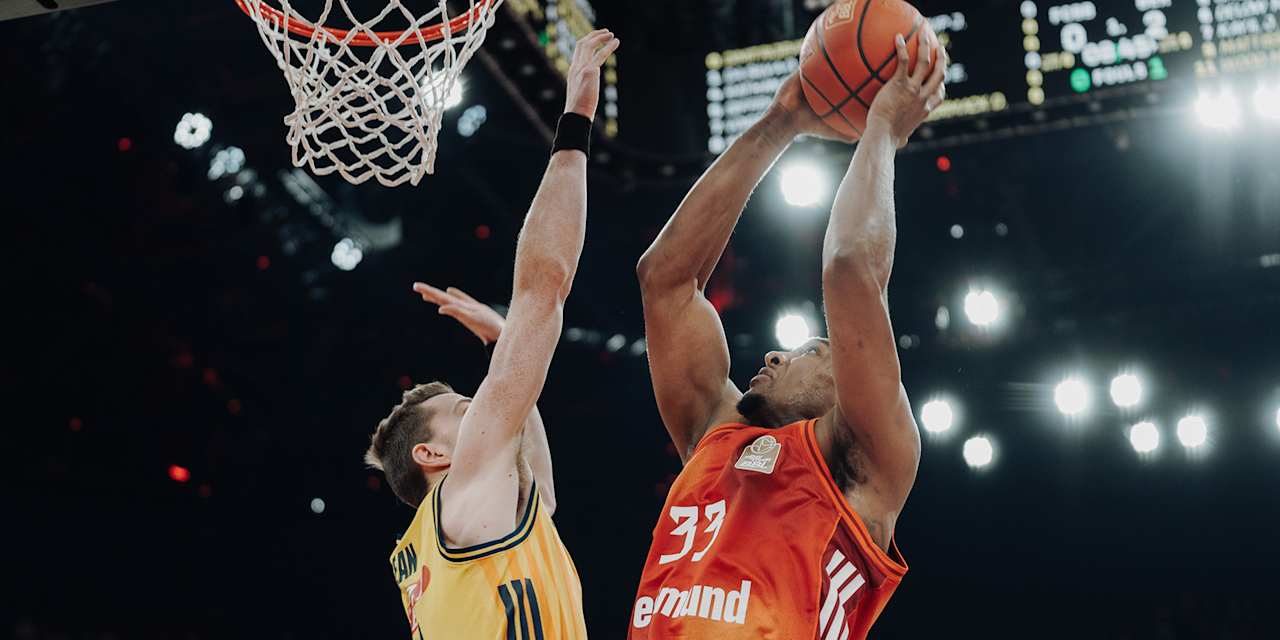 David McCormack Dunk