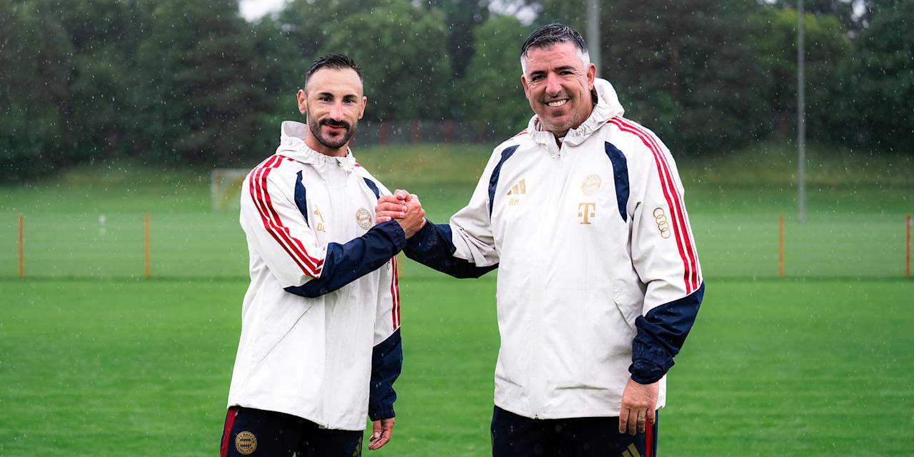 Diego Contento und Roy Makaay schlagen die Hände ein auf dem Trainingsplatz des FC Bayern