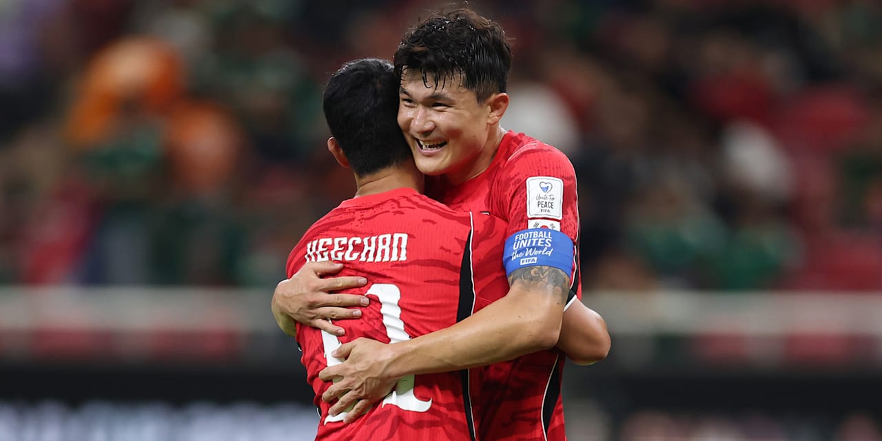 Minjae Kim umarmt einen Teamkollegen beim Sieg Südkoreas gegen Tschechien
