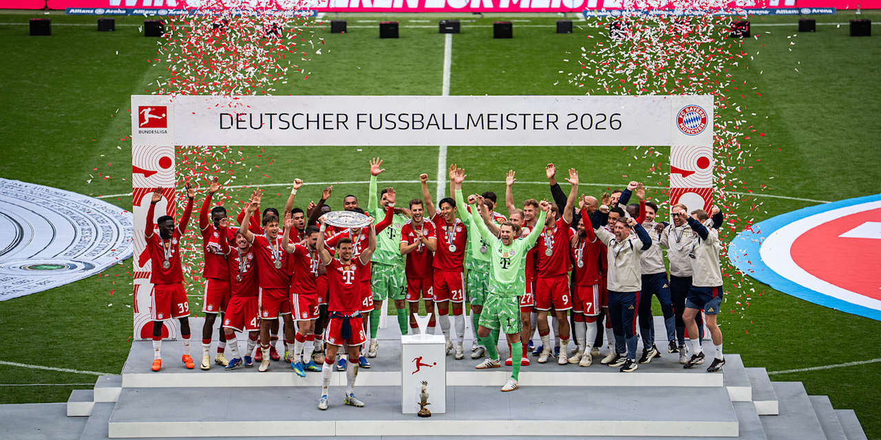 Die Mannschaft des FC Bayern jubelt auf dem Podest bei der Übergabe der Meisterschale in der Allianz Arenafür die 35. Deutsche Meisterschaft des FC Bayern