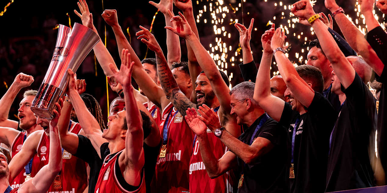 Die Bayern erhalten die Meister-Trophäe
