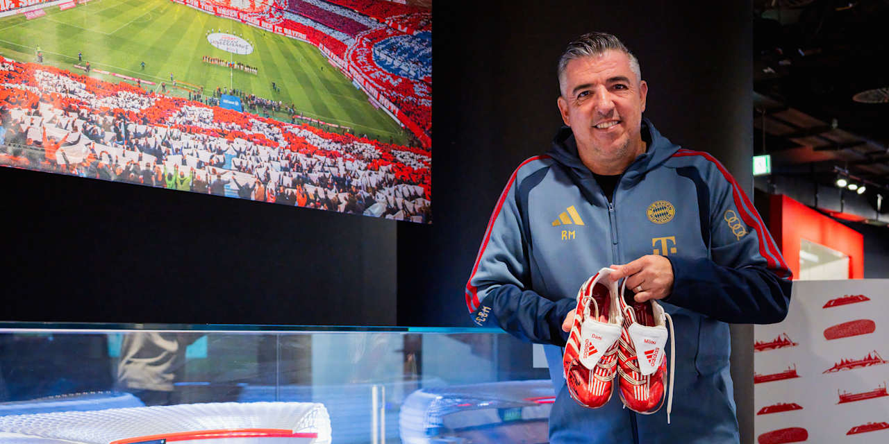 Roy Makaay steht im Museum des FC Bayern und hält die Schuhe in der Hand, mit denen er damals das Redkordtor gegen Real Madrid erzielte.