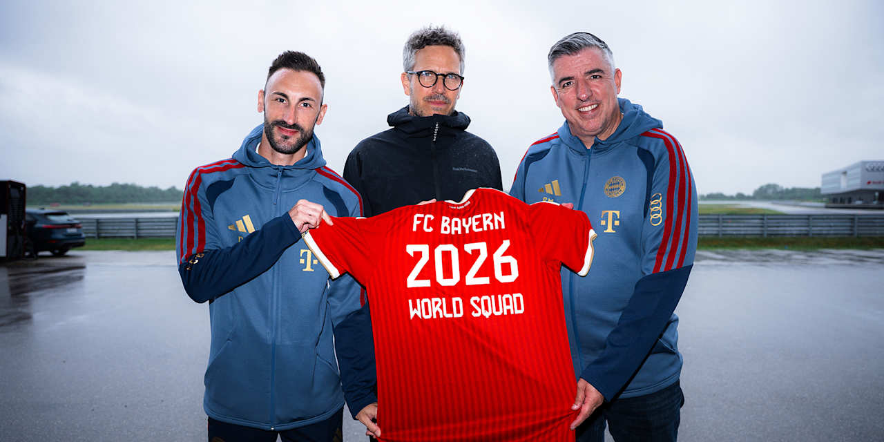 Diego Contento und Roy Makaay überreichen ein FC Bayern World Squad-Trikot an Audi