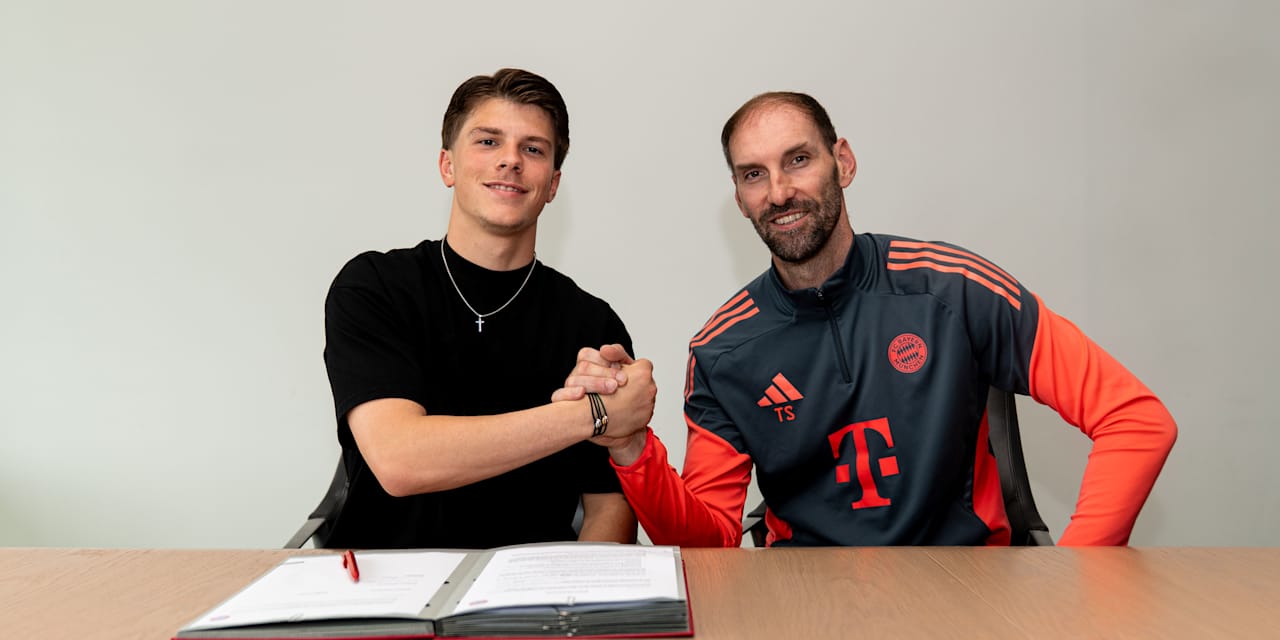 Jannis Bärtl (li.) und Tom Starke (re.) geben sich die Hand.