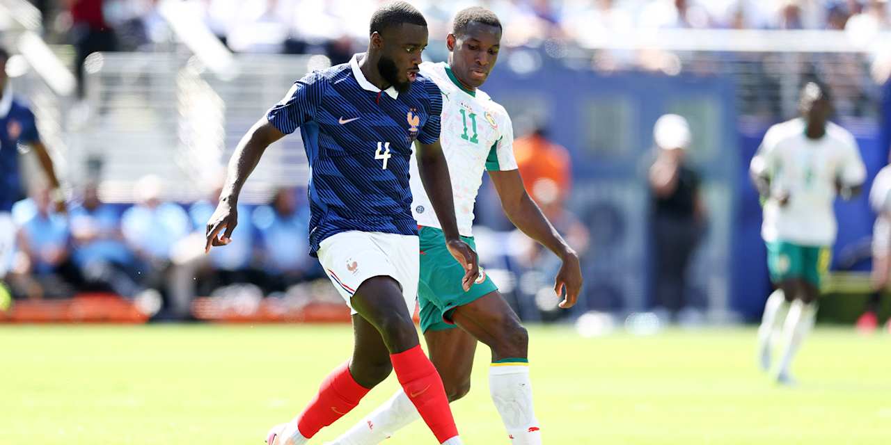 Dayot Upamecano und Nicolas Jackson im WM-Spiel zwischen Frankreich und Senegal im Zweikampf
