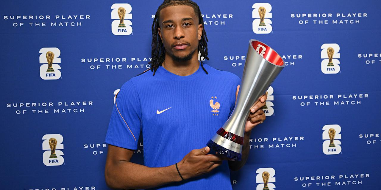 Michael Olise mit der Man of the Match Trophäe nach dem WM-Spiel Frankreich gegen Senegal
