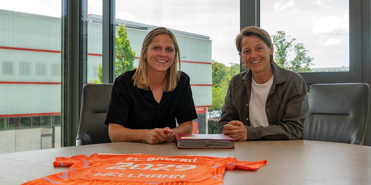 Anna Wellmann und Bianca Rech bei der Vertragsunterzeichung.