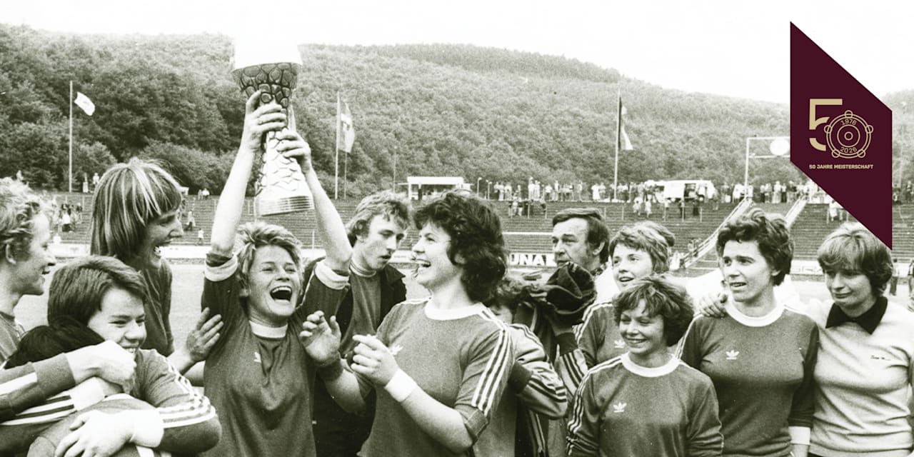 Die FC Bayern Frauen feiern die erste Deutsche Meisterschaft im Jahr 1976.