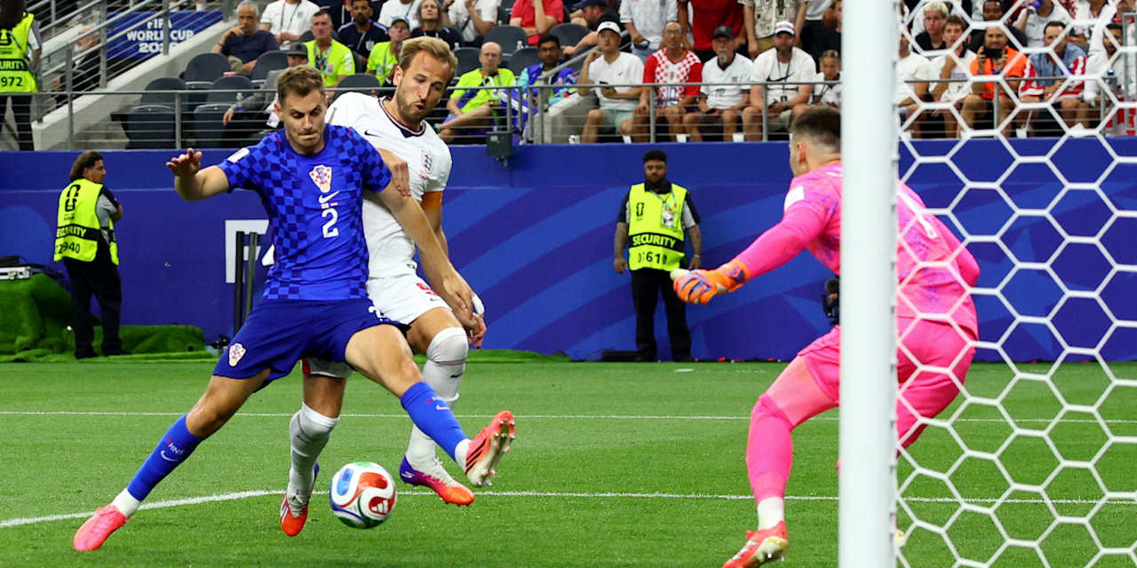 Josip Stanisic und Harry Kane im Zweikampf im WM-Spiel zwischen Kroatien und England