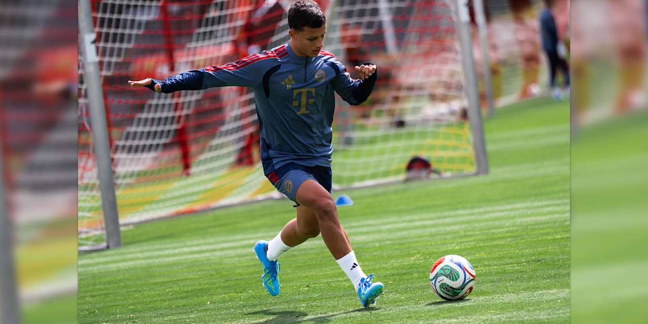 Heitor Almeida setzt zum Schuss an im Training des FC Bayern World Squad