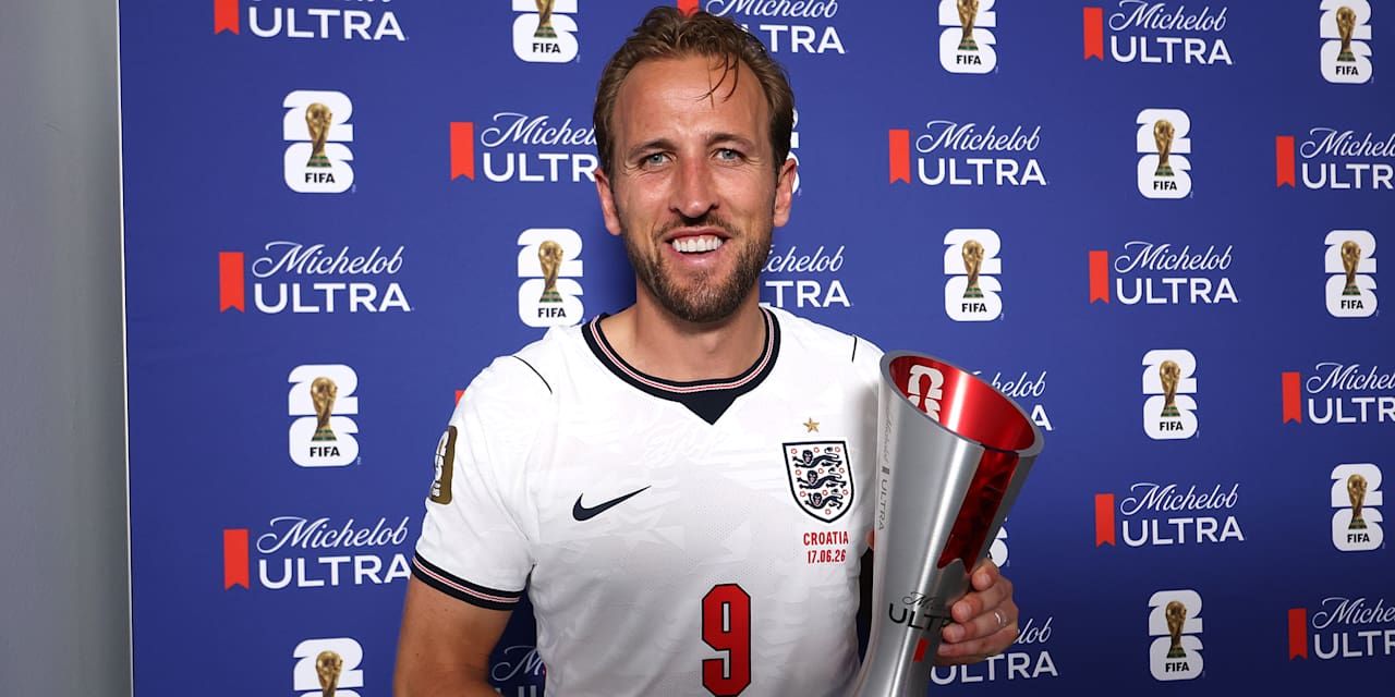 Harry Kane mit der Trophäe für den Man of the Match des WM-Spiels England - Kroatien