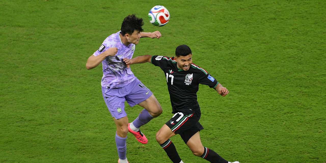 Minjae Kim im Kopfballduell mit einem Mexikaner