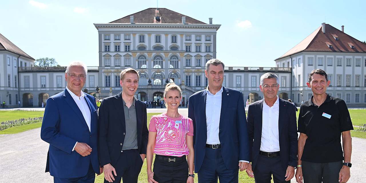 Joachim Herrmann (Innenminister Bayern), Dominik Krause, Jessica Gredow Werndl, Markus Söder (Ministerpräsident Bayern und CSU Vorsitzender),Herbert Hainer (Präsident FC Bayern München), Michael Teuber vor dem Schloss Nymphenburg