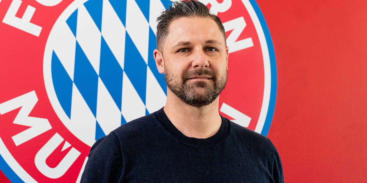 Bernhard Seonbucher vor dem Wappen des FC Bayern