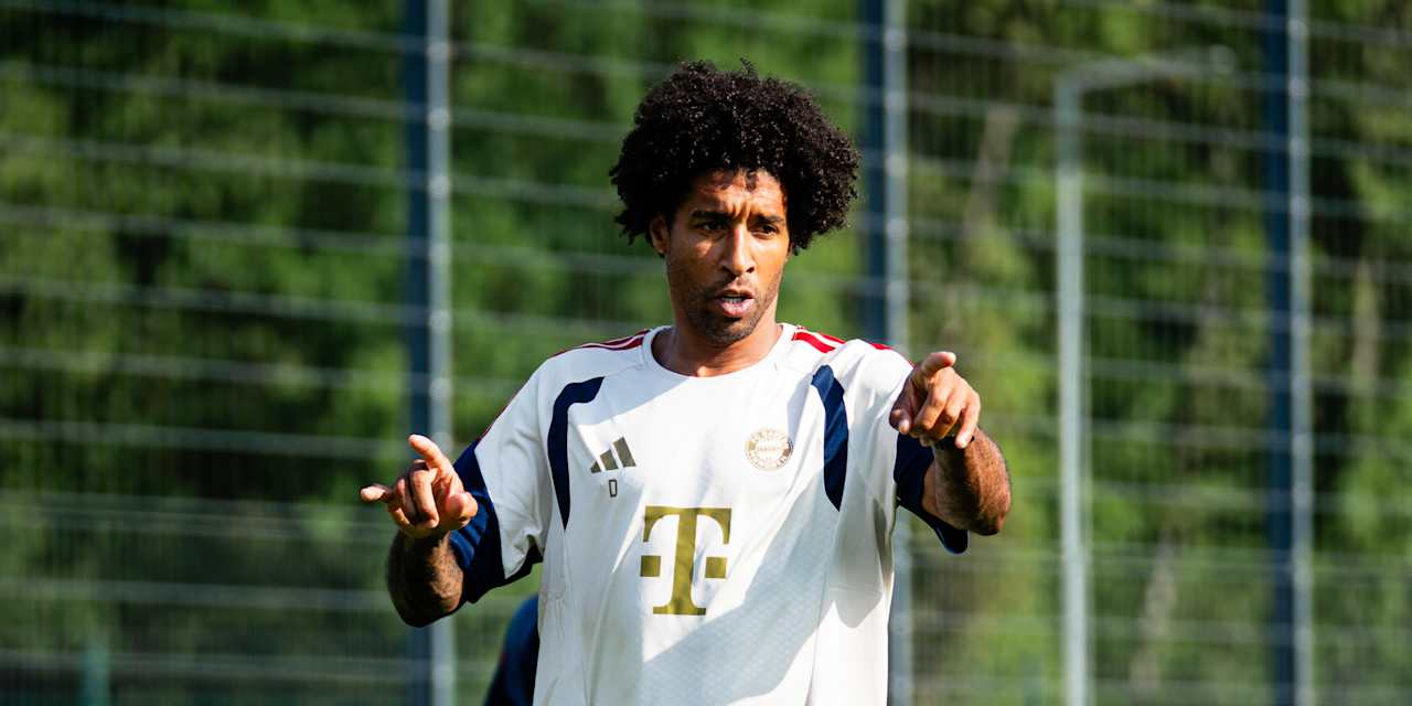 Dante deutet mit seinen Fingern.