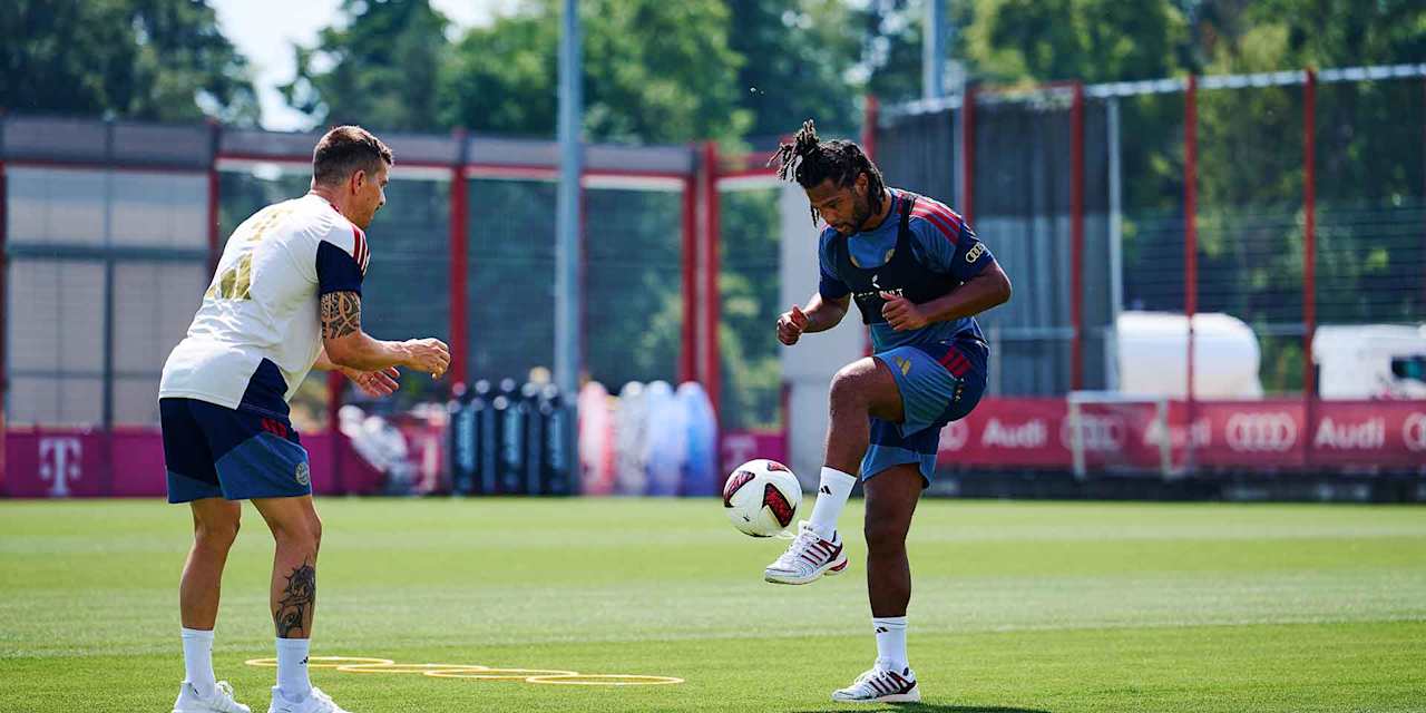 Serge Gnabry spielt einen Ball mit dem Fuß zu Simon Martinello
