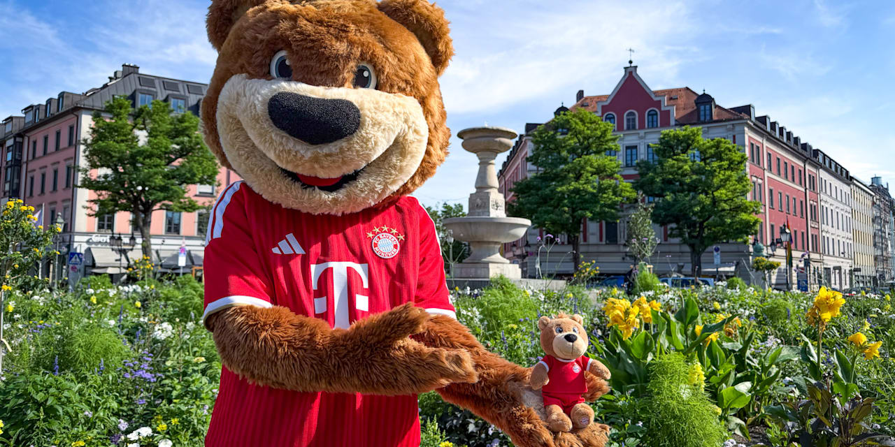 Berni mit Plüsch-Berni am Gärtnerplatz