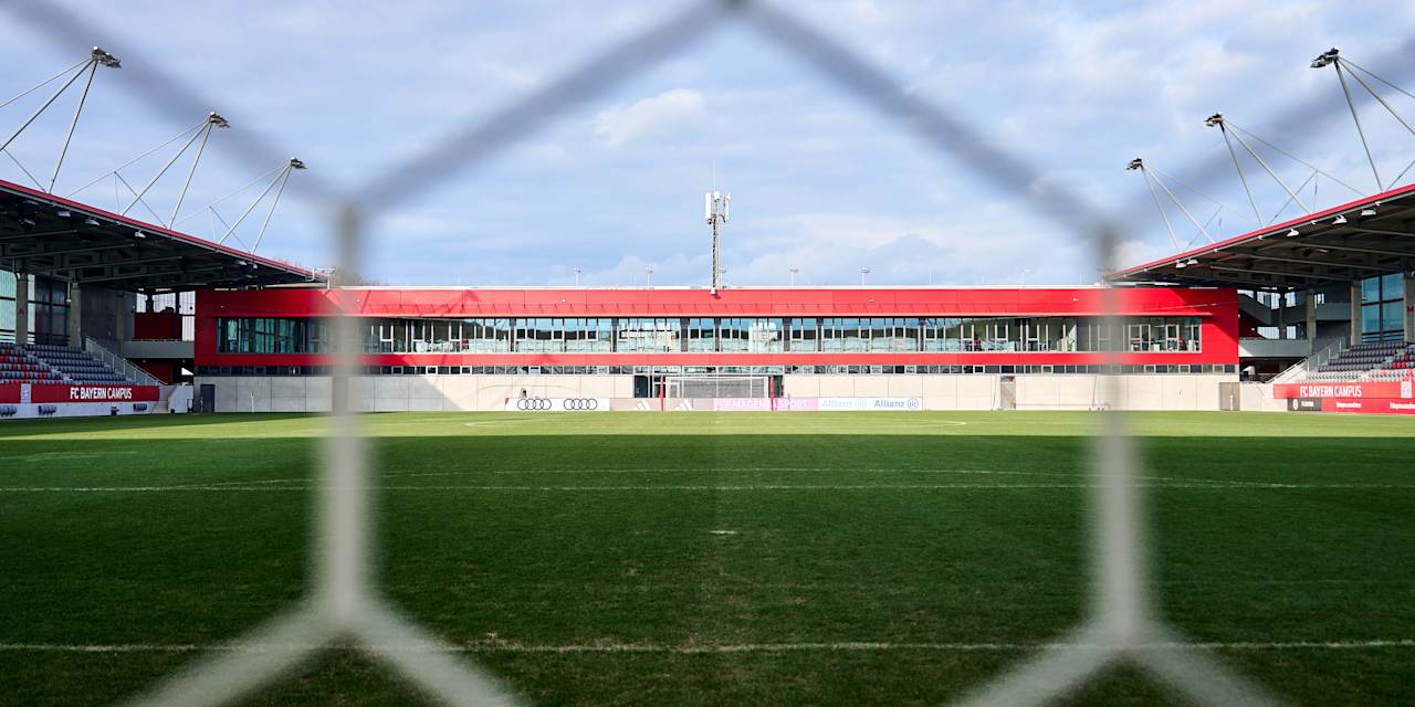 Das Spielfeld und die Tribünen des FC BAyern Campus