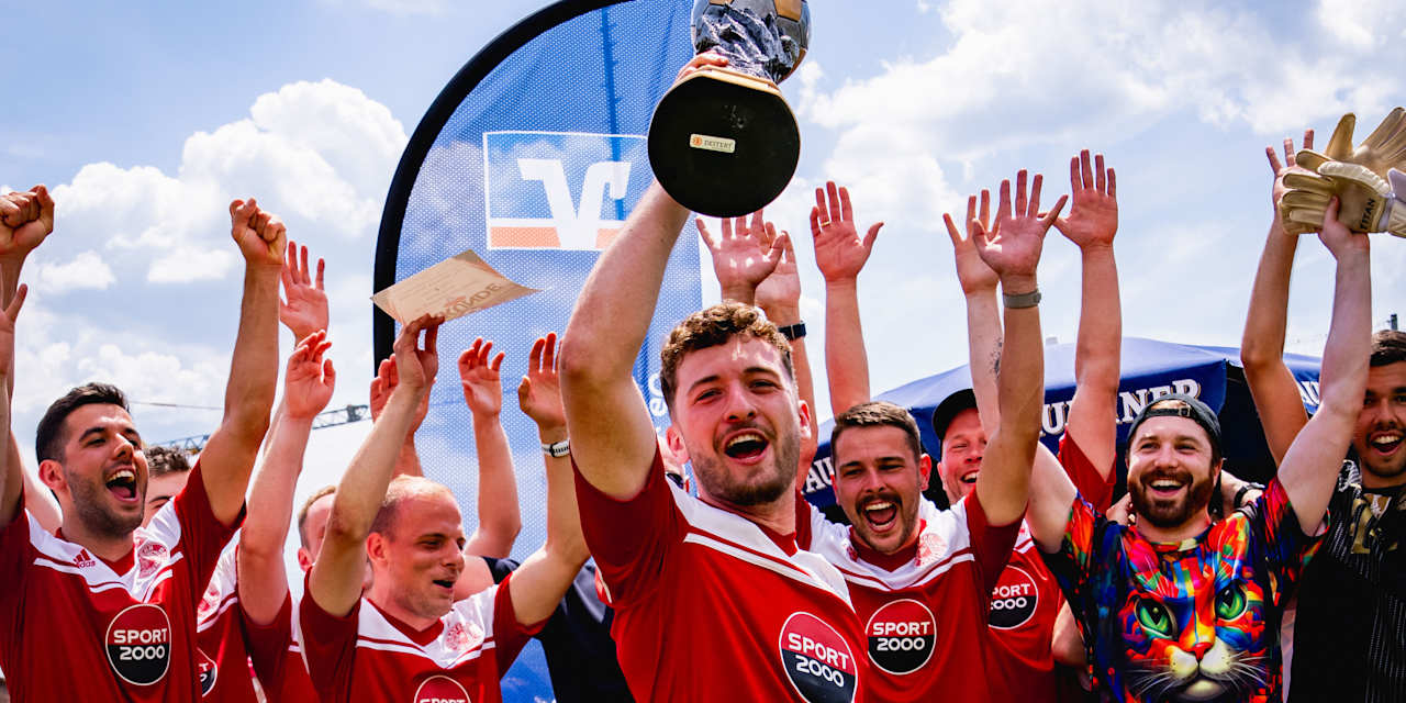 Über dreißig Fanclub-Mannschaften des FC Bayern kickten um den "Worldcup Rot-Weiß".