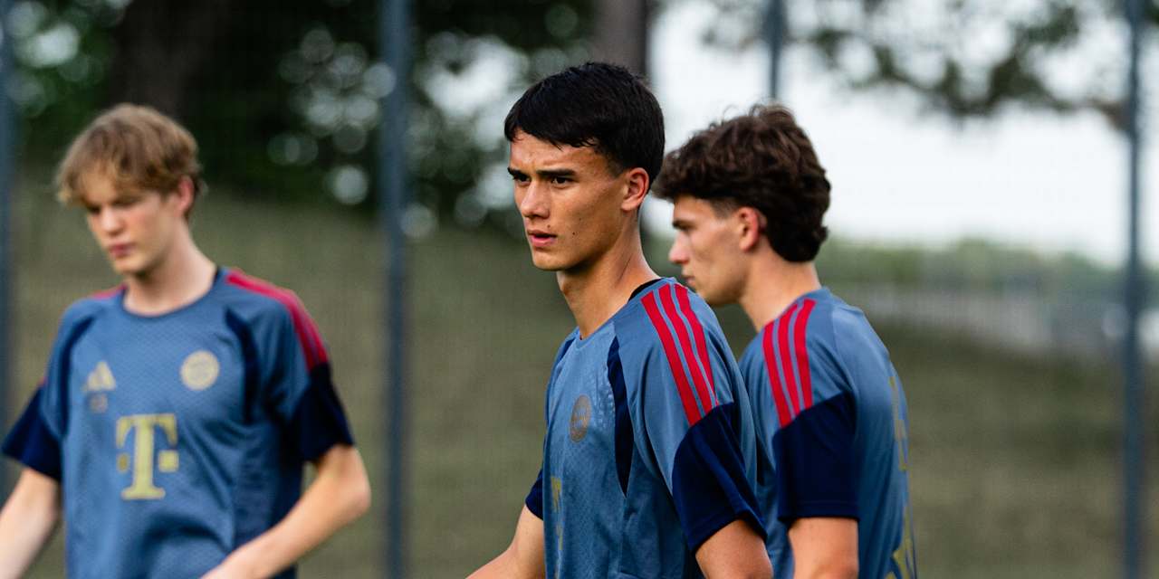 Die U17 im ersten Training der Saison am Rasen am Campus.