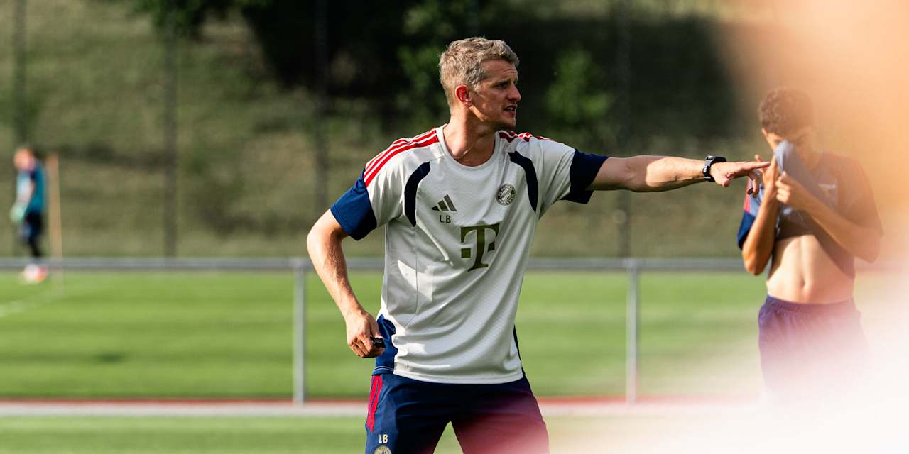 Lars Bender deutet mit seinem linken Arm.
