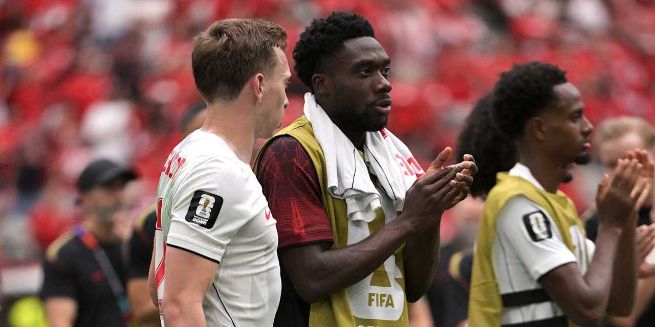 Alphonso Davies applaudiert in Richtung der Fans nach Abpfiff des WM-Spiels Kanada gegen die Schweiz