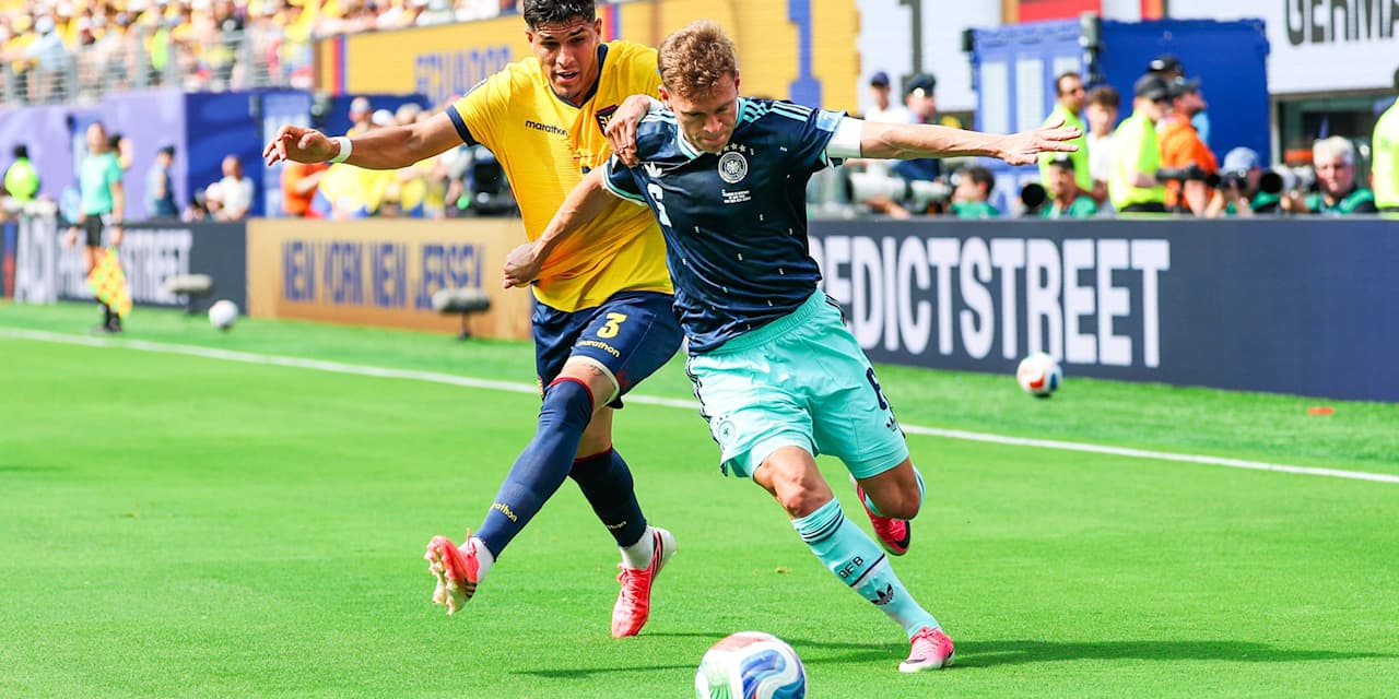 Joshua Kimmich im Zweikampf mit Piero Hincapie