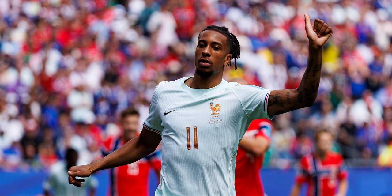 Michael Olise jubelt beim 4:1-Sieg von Frankreich gegen Norwegen und streckt den Daumen nach oben