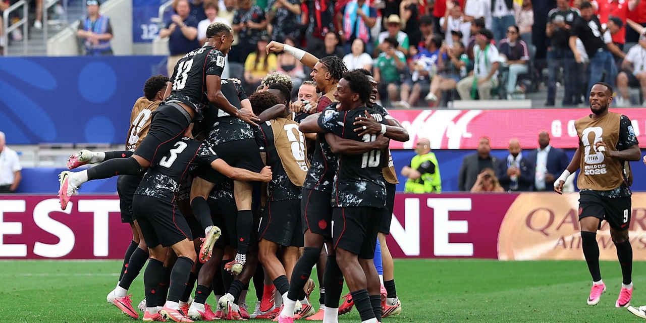 Alphonso Davies und seine Mitspieler bejubeln das historische Weiterkommen für Kanada bei der WM.