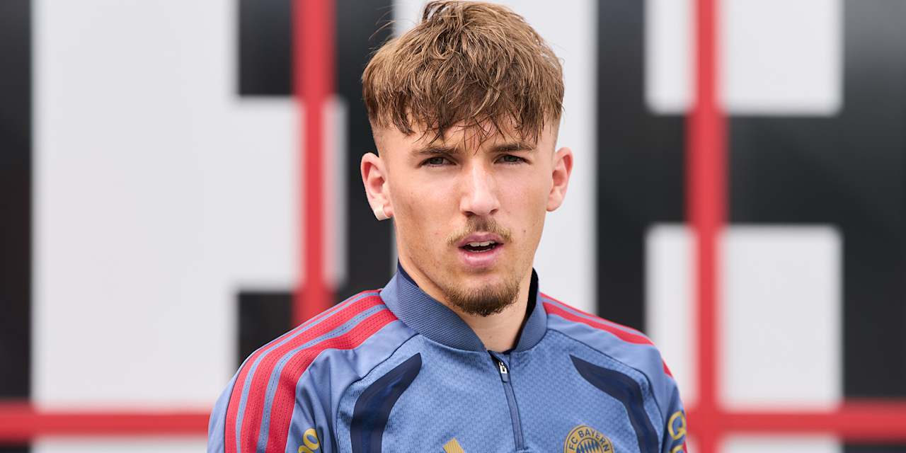 Lennart Karl in Trainingskleidung des FC Bayern