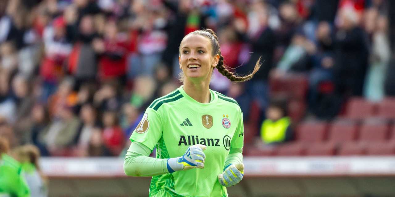 Ena Mahmutovic lächelnd im Trikot der FC Bayern Frauen