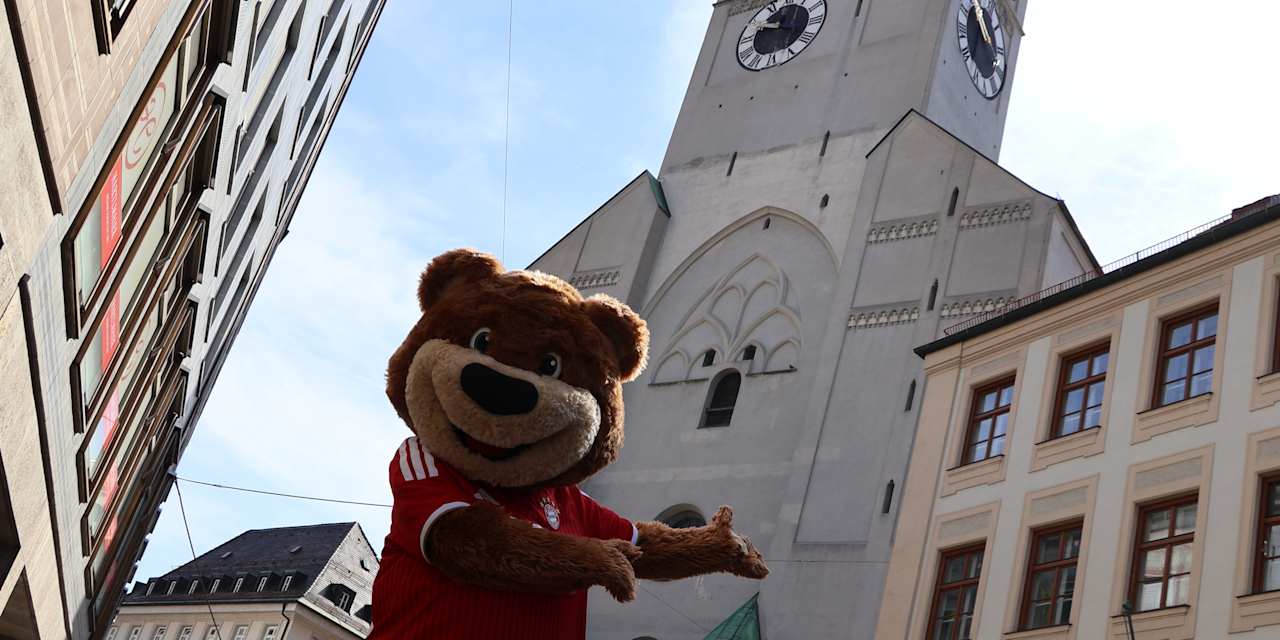 Berni steht vor dem Alten Peter in München.