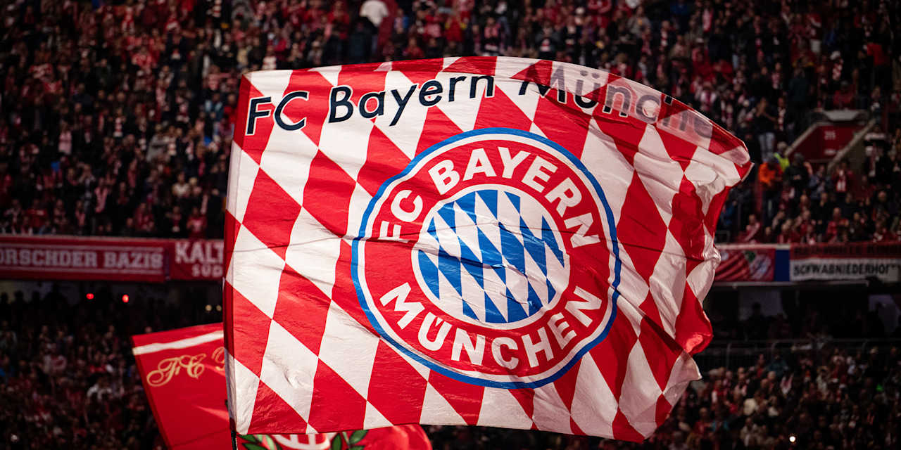 Eine Fahne des FC Bayern weht in der Allianz Arena