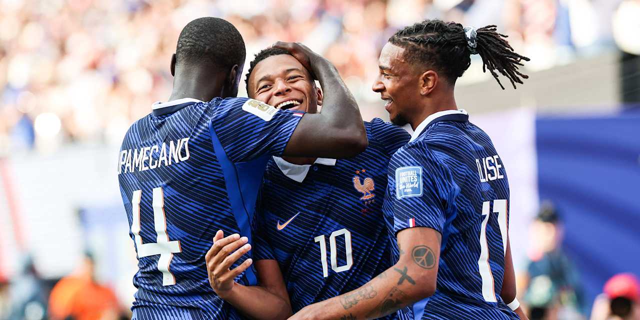 Upamecano, Mbappe und Olise bejubeln ein Frankreich-Tor gegen Schweden