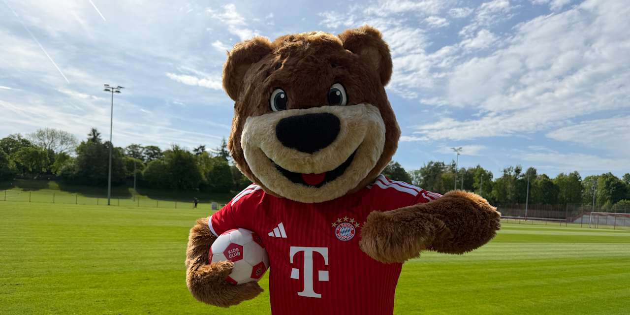 Berni auf dem Sportplatz mit dem Ball in der Hand