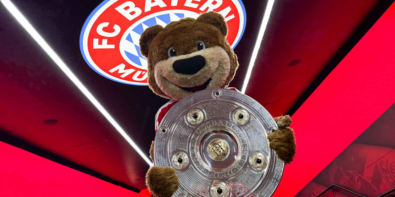 Berni mit Meisterschale im Tunnel